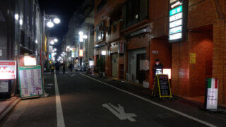 新宿二丁目の夜の街並み 作者Asanagi CC0