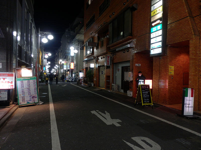 新宿二丁目の夜の街並み　作者Asanagi　CC0　